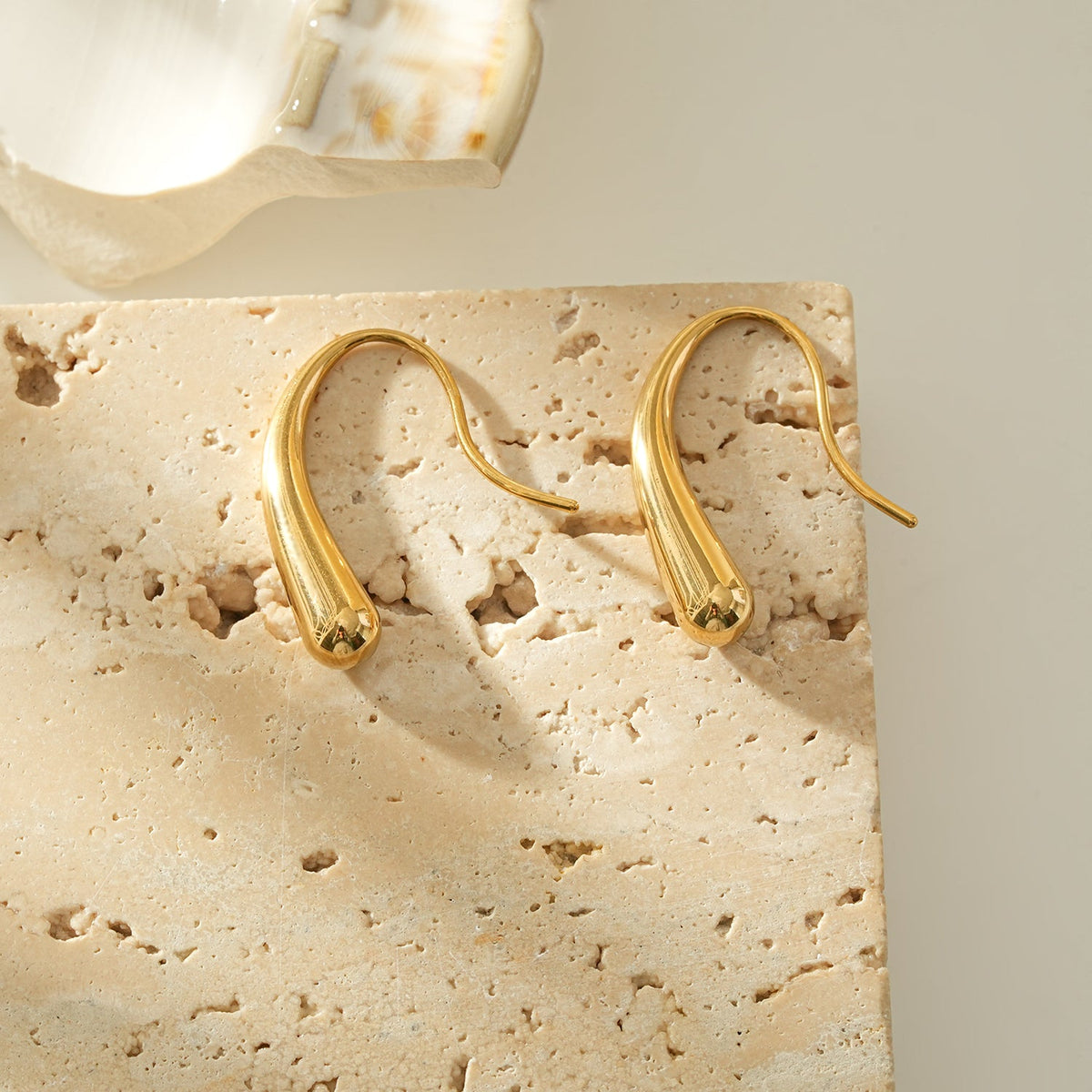 CLARA Gold: Swirl Tail Hoop Earrings – Minimalist Fluid Curve Design