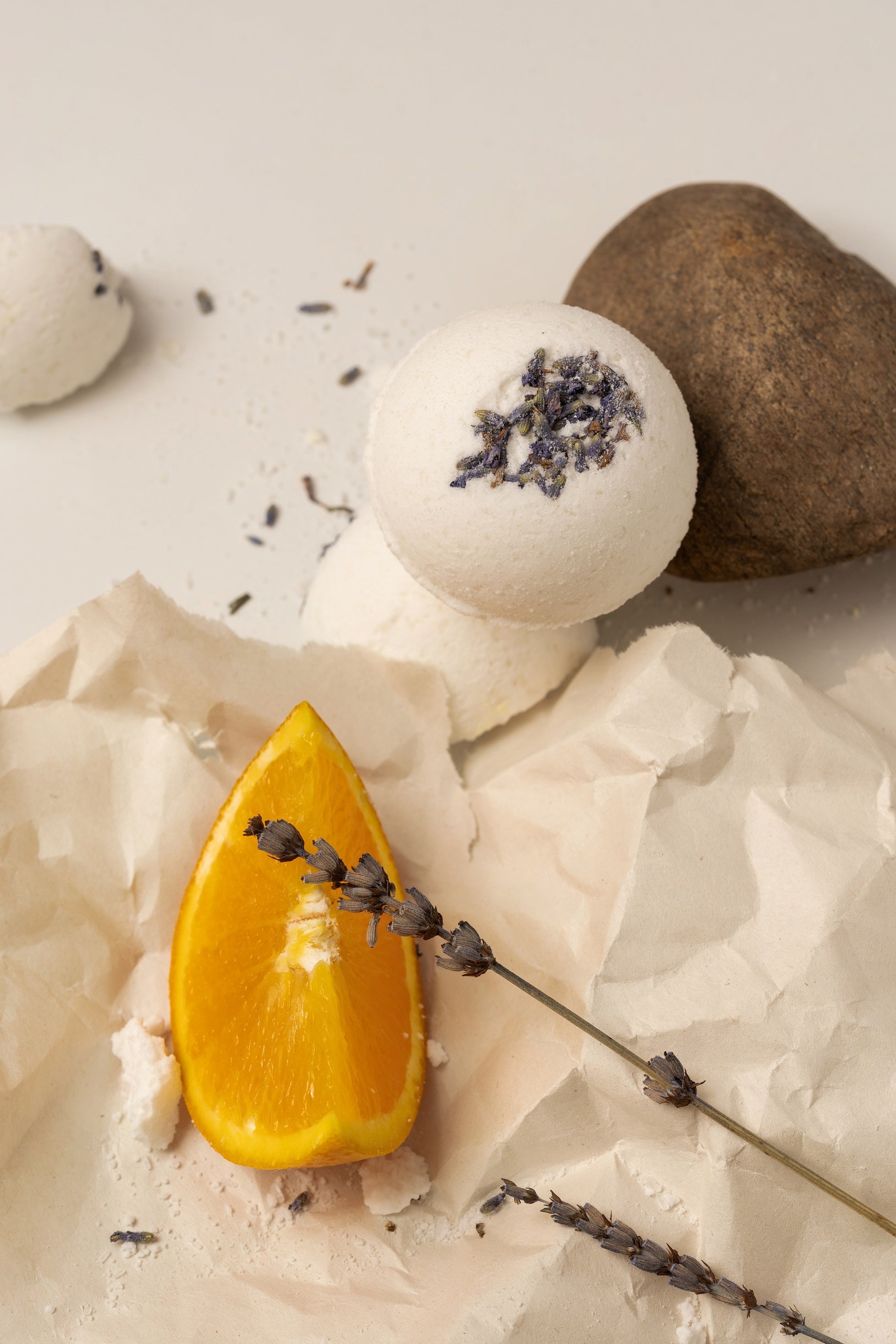 Bombe de Bain Lavande & Orange Douce – Vegan Relaxing Bath Bomb