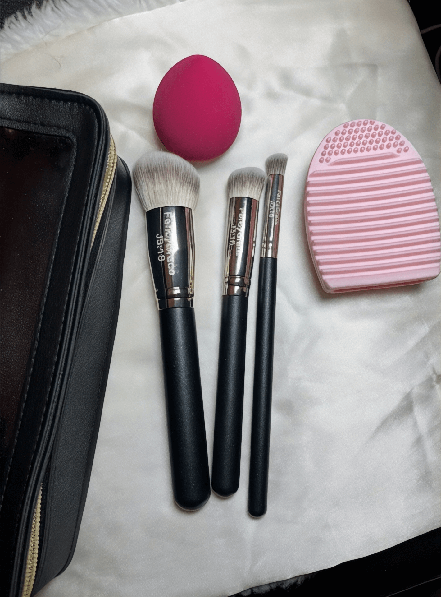 FencyGrace 3-Piece High-Quality Makeup Brush Set – Precision Application with Cleaning Pad